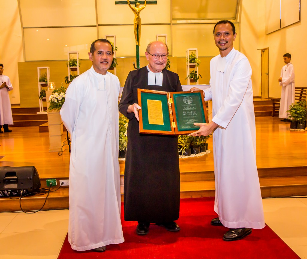 Br. Martin (middle) receives plaque from Br. Bernard S. Oca FSC (left) and Br. Jose Mari Jimenez FSC.