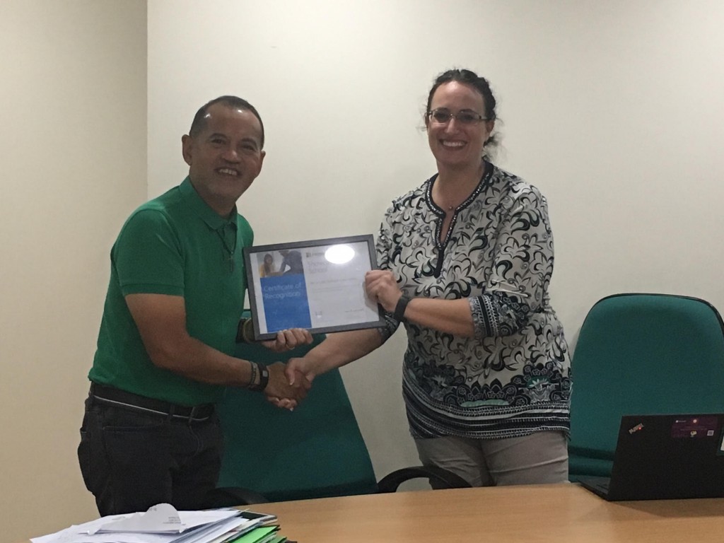 Sonja Delafosse, Microsoft Worldwide Lead for MIEE and Education, hands over the certificate to DLSZ President, Br. Bernard S. Oca FSC, recognising DLSZ as a Microsoft Showcase School as one of three schools in the Philippines. 