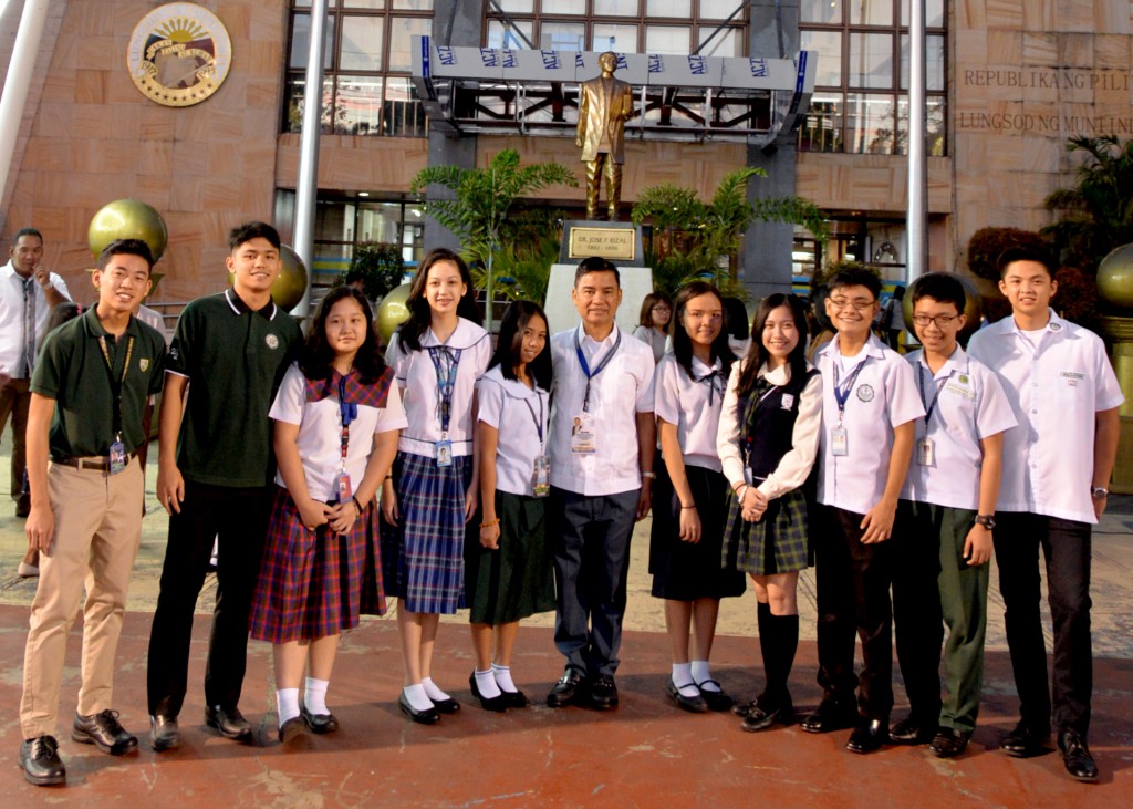 Mati Fernando (far right) with Mayor Fresnedi (middle) and this recipients of this year's 10MOST. Photo credit: http://metronewscentral.net/City-News/ZjRUW-Ten-Most-Outstanding-Students-of-Muntinlupa-for-2018-Honored