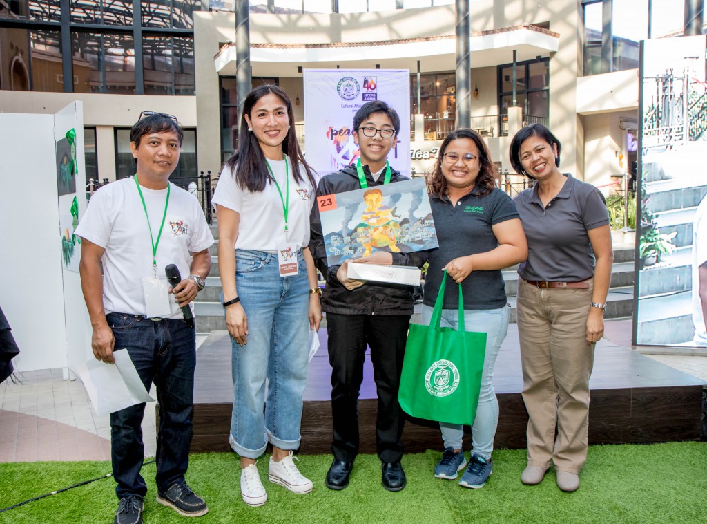 Vito Manasca (middle) bags Gold under the High School (DLSZ) category.
